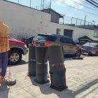 Al frente de la cárcel es común ver que se encuentran a la venta colchones de esponja y ropa para los internos.