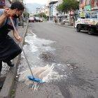 Los vecinos baldearon el charco de sangre que quedó en la acera.