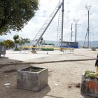 El paso está interrumpido alrededor de las figuras religiosas.