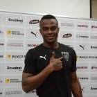 José Angulo fue presentado como el nuevo delantero de Liga de Quito.