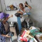 Así se festeja en la calle Argentina, Magali Vera y Ernesto Juela celebran y trabajan.