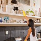 Llegó la hora de limpiar los anaqueles