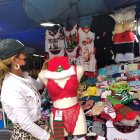 Leonor armó una parada navideña para que su compradora sea un regalo viviente para su pareja.