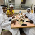 Los Smith son cataríes, se interesaron en Ecuador e invitaron a Jerson Ruiz a su mesa para compartir.