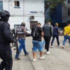 En un comunicado la Armada del Ecuador informó que el uniformado tiene 14 años laborando en la institución.