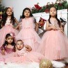 Todas las niñas deberían tener un vestido color palo rosa. Es ideal para lucirlo en cualquier época del año.