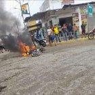 Manabí: Populacho prendió fuego a moto y supuesto delincuente