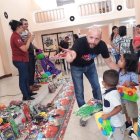 El gestor cultural Harold Mera lleva seis años entregando juguetes a niños de cantones de Guayas y Santa Elena.