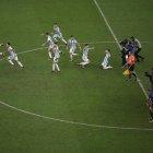 ugadores de Argentina celebran al ganar el Mundial de Fútbol Qatar 2022 hoy, tras la serie de penaltis ante Francia en el estadio de Lusail (Catar).