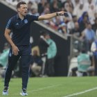 El seleccionador de Argentina Lionel Scaloni reacciona hoy, en la final del Mundial de Fútbol Qatar 2022 entre Argentina y Francia en el estadio de Lusail (Catar).