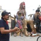 Los artesanos trabajan en algunos monigotes que todavía no están culminados.