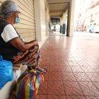 ANICIANA QUE VIVE EN LA CALLE A LA ESPERA DE PERSONAS QUE LE REGALEN PARA COMER 18 DE DICIEMBRE DEL 2022 GUAYAQUIL-ECUADOR