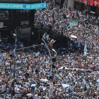Hinchas de Argentina celebran en los alrededores del Obelisco en Buenos Aires.