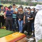 Familiares se despiden de Abigail durante su entierro.