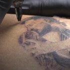 Una persona se hace un tatuaje de Lionel Messi besando la Copa del Mundo, el 20 de diciembre de 2022 en Rosario (Argentina). El furor por Messi no tiene límite. Menos aún en Rosario, la ciudad que lo vio nacer, donde algunos de los principales salones de tatuaje no dan abasto para atender las solicitudes recibidas para inmortalizar en la piel el rostro del ídolo, tras ganar Argentina el domingo pasado su tercer Mundial.