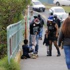 Elías, su amiga Belén y su  hija recorren el barrio El Recreo para entregar caramelos a los trabajadores y en situación de calle.
