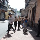 Policías realizan rondas preventivas por el sector para ubicar a las trabajadoras sexuales ‘falsetas’.