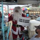 Papá Noel, mientras visitaba la  cooperativa Unión de Bananeros I, se sirvió un raspado ‘guayaco’.