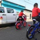 Kiara y  Kael  no dudaron en subirse a sus bicicletas y dar un paseo en el barrio donde viven.