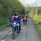 Los agentes salieron vestidos con trajes navideños.