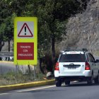En algunos puntos conflictivos de la vía hay señalización para que los conductores transiten con precaución.