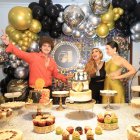 La presentadora con sus hijos durante la celebración.