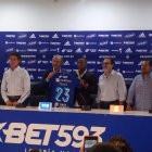 El 23 de los millonarios se puso oficialmente la camiseta azul y el presidente confirmó que se prepararán en Córdoba.