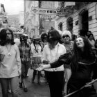 Viuda en medio de una comparsa en 1960  (archivo de René Pacheco).