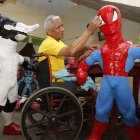 Por su condición, Rolando afirma que se demora unas dos horas en hacer un  monigote sencillo.