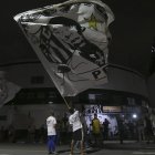 Hinchas del Santos, club  donde brilló Pelé, acudieron a los exteriores del estadio Vila Belmiro.