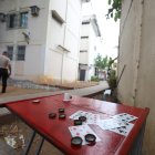 Una de las víctimas falleció en el lugar. Su cuerpo quedó junto a los bancos y los naipes manchados con sangre.