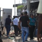 El cuerpo de la víctima mortal, una joven de 18 años, quedó sobre la vereda, recibió tres impactos de proyectil en el tórax.