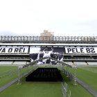 La cancha del estadio Vila Belmiro, en la ciudad de Santos, está lista para el velorio de Pelé, que tendrá una duración de 24 horas.