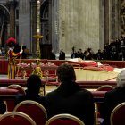 Los restos del papa alemán quedaron expuestos en la basílica de San Pedro del Vaticano.
