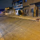 Las víctimas estaban conversando afuera del portal de una vivienda. En menos de 24 horas se han registrado 3 hechos violentos en este sector porteño.