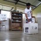 Ecuatorianos ejercen su derecho al voto en el cantón Joya de los Sachas, en la Amazonía (Ecuador), en una fotografía de archivo.