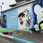 En las calles Higuerón y Eucalipto, del barrio San Miguel de Naranjal, se pinta un mural de Lionel Messi.