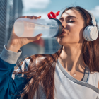 Las personas puede incrementar sin inconvenientes su ingesta de fluidos para llegar a los niveles recomendados y que esto puede hacerse tanto con agua como con otros fluidos.