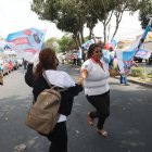 Varios simpatizantes de un candidato a la Alcaldía de Guayaquil bailan en los exteriores del Colegio de Contadores del Guayas.