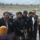 El ministro Juan Zapata recibió a Cáceres en el aeropuerto de Quito