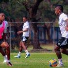 Miller Bolaños (d) es uno de los referentes que regresó a Emelec, para la temporada 2023.