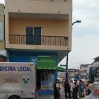 Al sitio llegaron uniformados policiales para indagar el crimen.