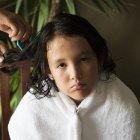 Trate de sacarle los liendres en el baño o un lugar privado, en el que no estén personas que se burlen.