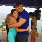 Rafaela Coello, nadadora quiteña, junto a su entrenador Eduardo Sandoval, quien descubrió su talento en el agua.