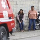 La familia del fallecido acudió a la escena y se lamentaban por el hecho violento.