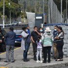 Familiares de la víctima acudieron a la morgue para retirar el cuerpo.