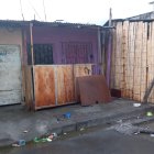 La menor falleció. Los criminales se movilizaban en una camioneta, para el ataque utilizaron pistolas y fusiles.