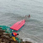 El inicio de la jornada para dos pescadores se tornó accidentada y con pérdidas materiales de consideración.