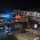 Uno de los vehículos involucrados en este accidente quedó destruido.