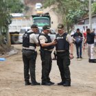 El cuerpo del presunto antisocial quedó sobre la calzada de tierra. Policía acordonó el sitio.